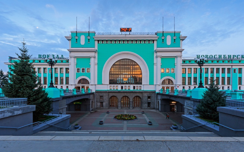 Файл:Железнодорожный вокзал Новосибирск-Главный.jpg