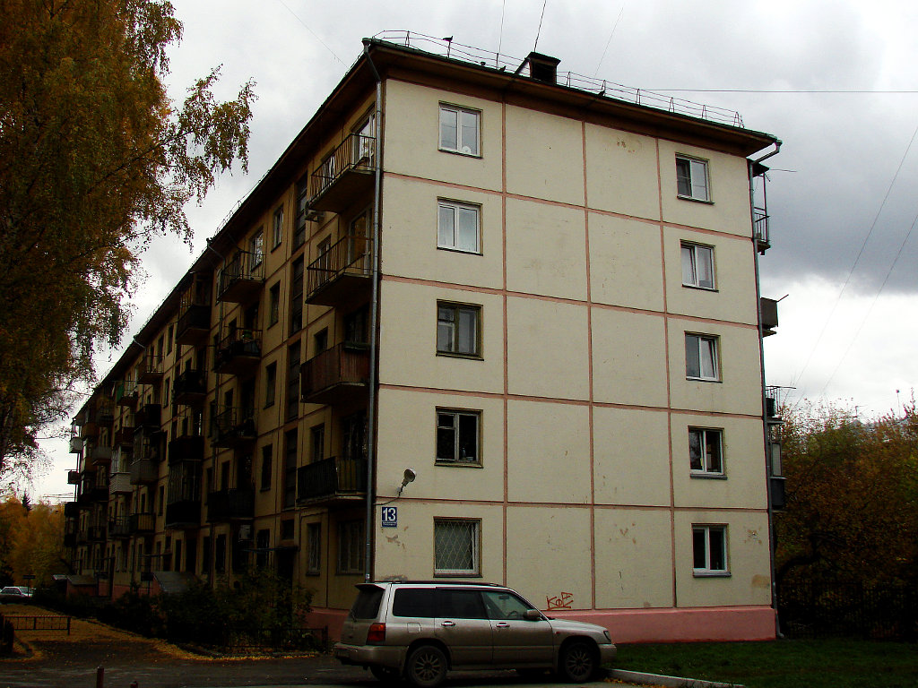 Малыш живет в квартире 41 пятиэтажного дома. Хрущевка 1-335. Хрущевка 1 335 Иркутск. Хрущевка 1-335 кирпичная.