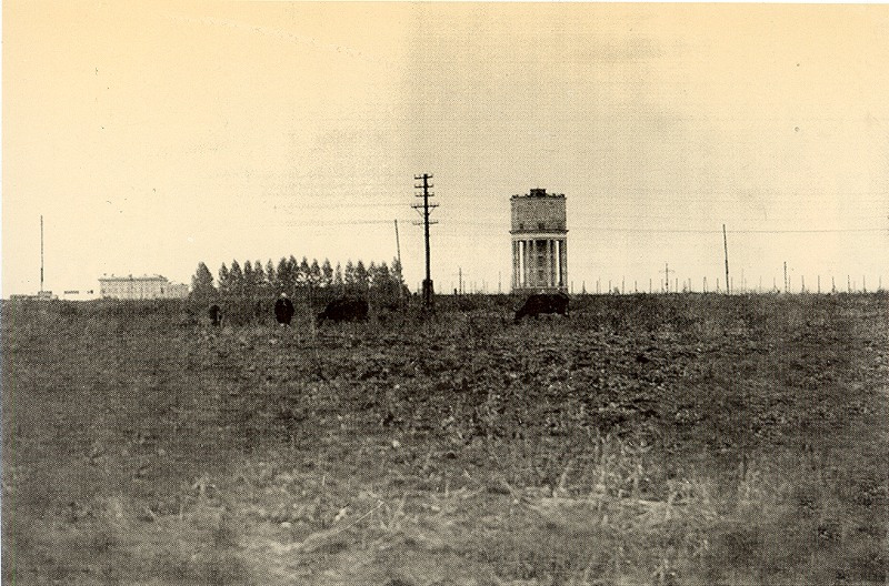 Файл:Водонапорная башня в районе будущей площади Маркса 1939.jpg