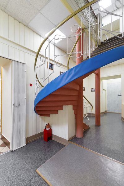 Файл:Коммунистическая 48 1 этаж (лестница).jpg