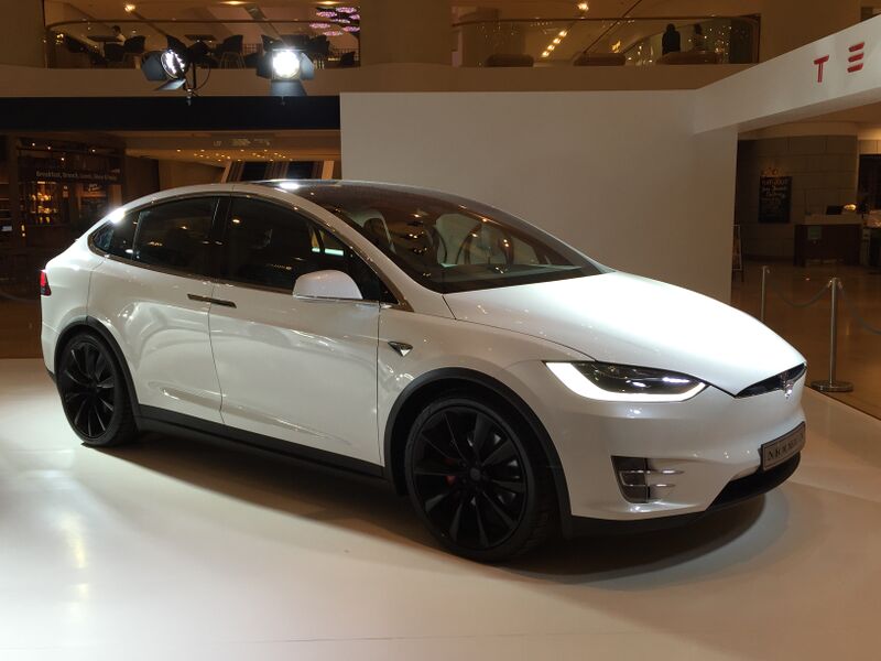 Файл:Tesla Model X in Pacific Place.jpg