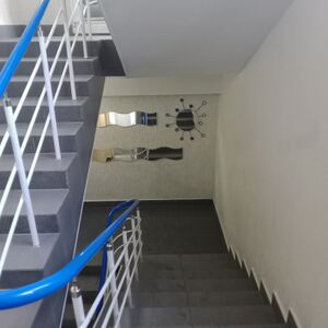 Челюскинцев 44-2 2 этаж (лестница).jpg